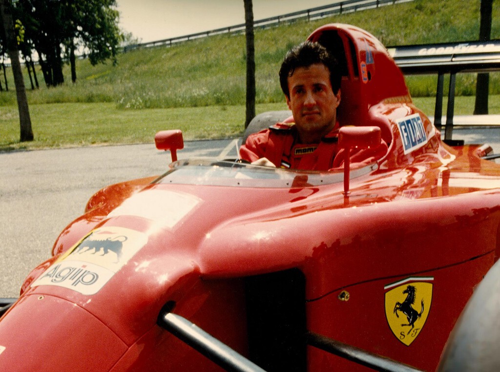 Le conoces de pegar tiros y dar guantazos, pero lo que no sabíamos es que Sylvester Stallone ama tanto los Ferrari que llegó a probar el F1 de Alain Prost
