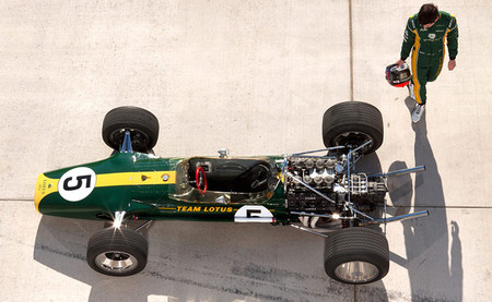 Alexander Rossi se sube al Lotus 49 de Jim Clark