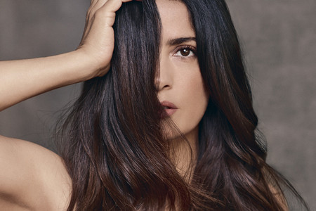 Salma Hayek se muestra natural y sexy en la portada del decimo aniversario de GQ México