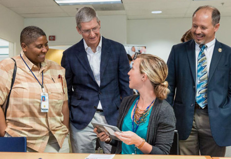 Tim Cook visita el hospital de veteranos de Palo Alto para ver de primera mano cómo utilizan el iPad