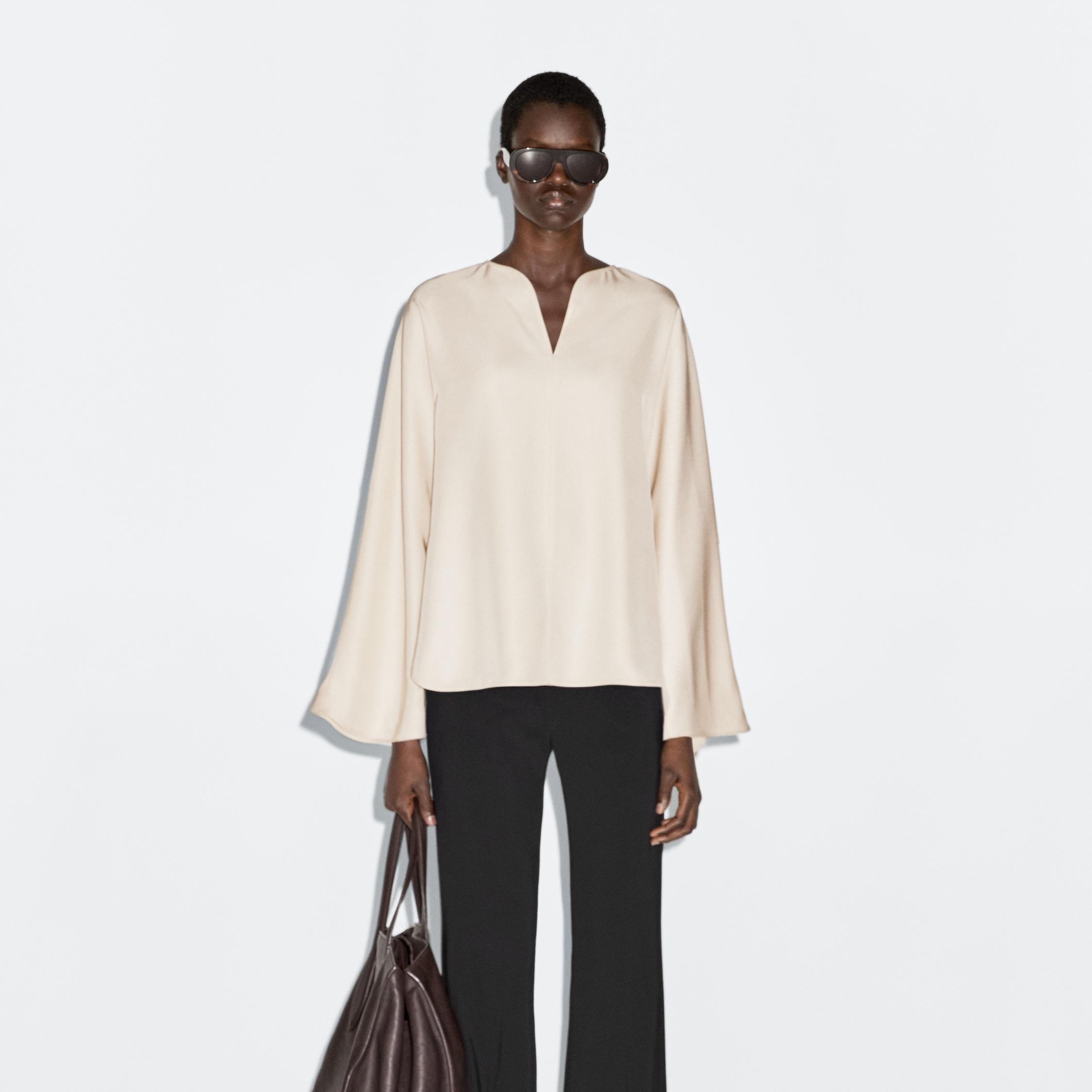 Blusa fluida detalle aberturas