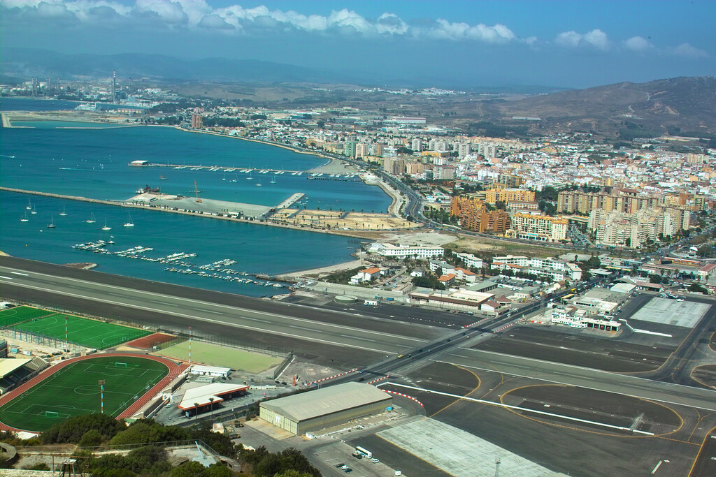 El aeropuerto de Gibraltar nació como bastión militar británico. Ahora España le ha impuesto un veto que va a salir muy caro