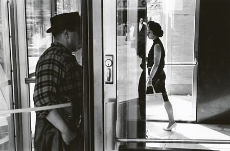 Lee Friedlander, el fotógrafo que cambió el instante decisivo por el encuadre preciso