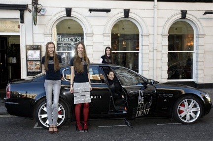 Maserati hace de taxi para las modelos de la London Fashion Week