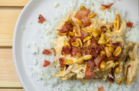 Pollo, plátano, nata montada, salsa picante, beicon y cacahuetes: el delirante plato que adoran los suecos