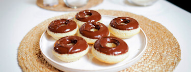 Donuts sin gluten al horno, con cobertura de chocolate: una receta tan fácil como deliciosa 