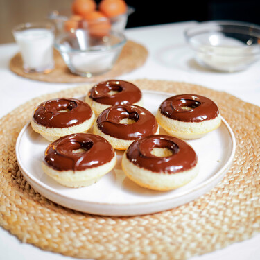Donuts sin gluten al horno, con cobertura de chocolate: una receta tan fácil como deliciosa 