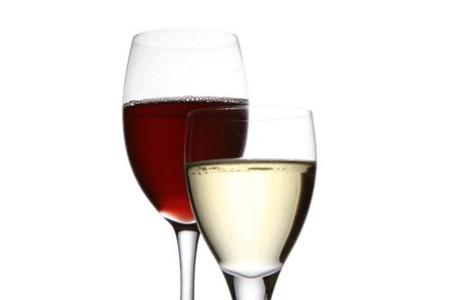 La incompatibilidad de tomar complementos proteínicos y alcohol