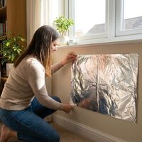 Con tantos días de lluvia hay quien recomienda pegar papel de aluminio en las paredes. Parece una locura, pero esta es su utilidad 