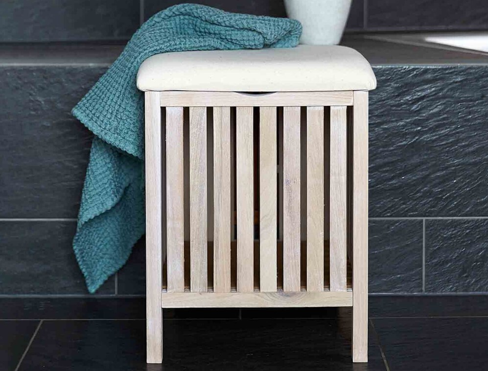 Este taburete del Lidl sirve para todo: sentarse, guardar objetos y decorar tu casa (pero lo mejor, cuesta menos de 50 euros)