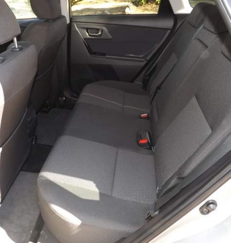 Toyota Auris Touring Sports 120D Active plazas traseras