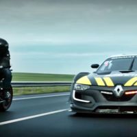 Una KTM RC8 haciendo trastadas en carretera y un Renault R.S. 01 que le corta el rollo 