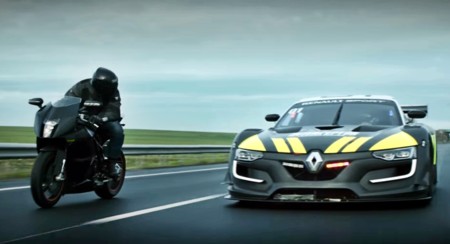 Una KTM RC8 haciendo trastadas en carretera y un Renault R.S. 01 que le corta el rollo