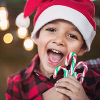 La trampa del ‘solo pasa una vez al año’: cómo evitar que los niños normalicen los excesos de la Navidad sin apagar la magia 
