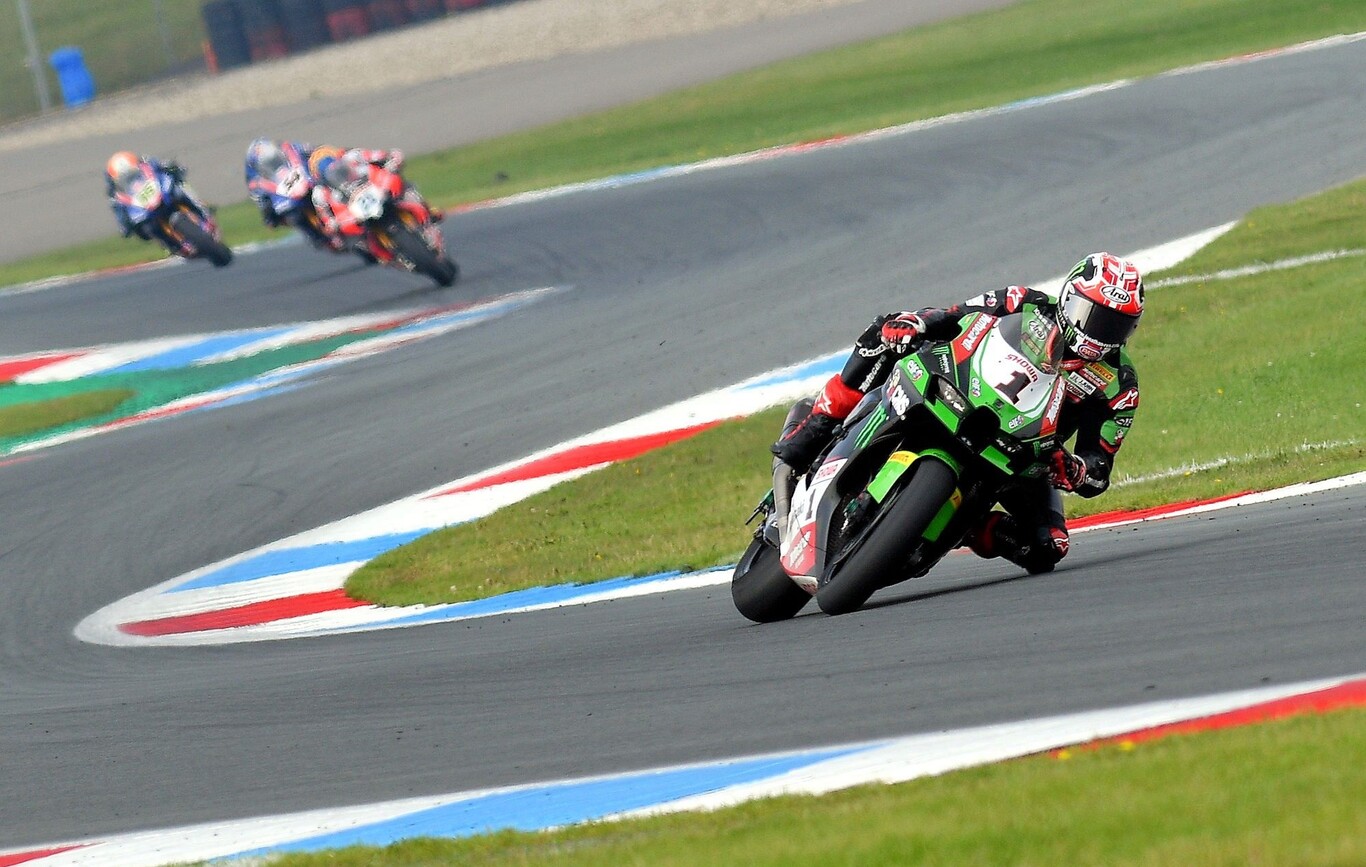 Jonathan Rea completa el triplete aprovechando el strike de Garrett Gerloff con Toprak Razgatlioglu