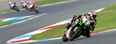 Jonathan Rea completa el triplete aprovechando el strike de Garrett Gerloff con Toprak Razgatlioglu
