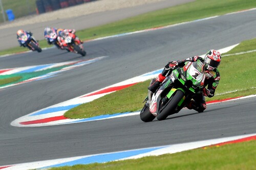 Jonathan Rea completa el triplete aprovechando el strike de Garrett Gerloff con Toprak Razgatlioglu