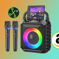 Esta máquina de Karaoke es portátil, tiene dos micrófonos, integra una pantalla y está de oferta para que lo lleves a tus posadas 