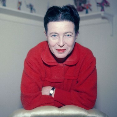 La frase más famosa de Simone de Beauvoir se cita incompleta: esto era lo que realmente dijo con "No se nace mujer, se llega a serlo" 