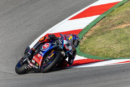 Toprak Razgatlioglu se impone en Portimao en una carrera acortada por el accidente de Victor Steeman
