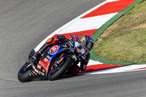 Toprak Razgatlioglu se impone en Portimao en una carrera acortada por el accidente de Victor Steeman