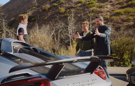 Keanu Reeves, un Porsche Taycan Turbo y la autopista del Pacífico: el documental perfecto de fin de semana