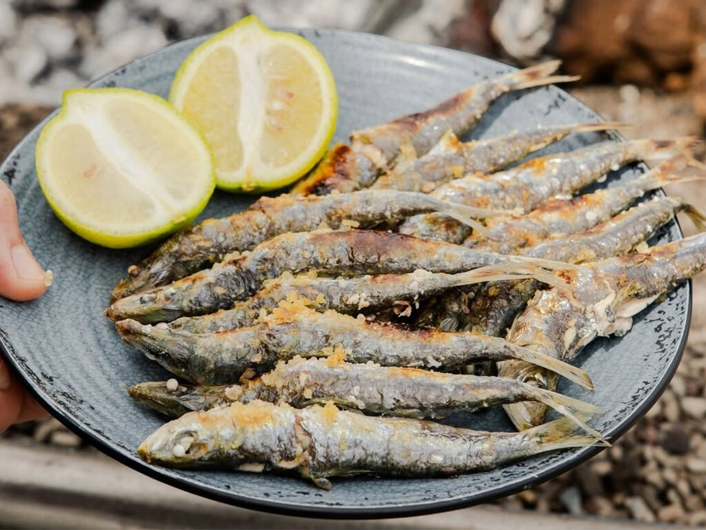 Hacer un espeto de sardinas malagueño parece fácil, pero hay que seguir estos tres pasos para que sea perfecto: “Hay que espetarla fría”