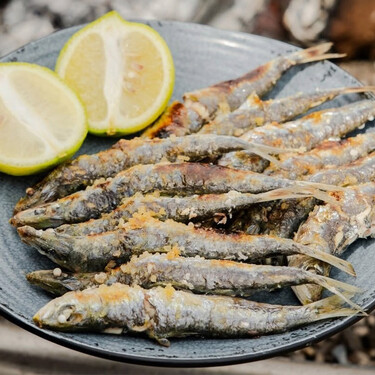 Hacer un espeto de sardinas malagueño parece fácil, pero hay que seguir estos tres pasos para que sea perfecto: “Hay que espetarla fría” 