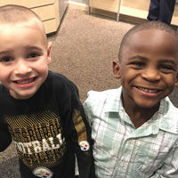 El racismo es aprendido: decide cortarse el pelo como su amigo para que la profesora no sea capaz de diferenciarlos