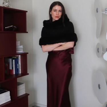 El vestido efecto satén ideal para nochevieja que podemos reutilizar en las bodas de 2026, rebajado en Massimo Dutti