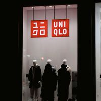 Uniqlo rebaja la camiseta perfecta para ir sin sujetador, pero cómoda y sobre y todo elegante este verano