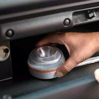 Las mejores luces de emergencia V16 conectadas: qué balizas homologadas por la DGT comprar   