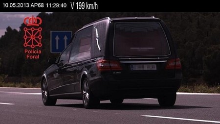 Velocidad terminal: 'cazado' un coche fúnebre a 199 km/h