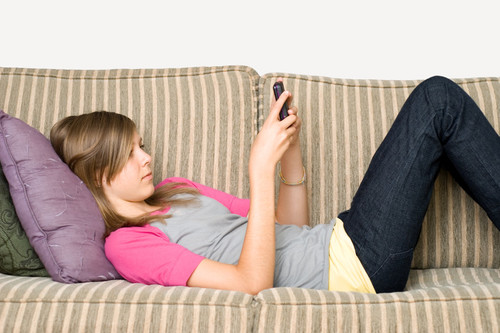 ¿Lees los mensajes del móvil de tu hijo? De uno a cuatro años de cárcel