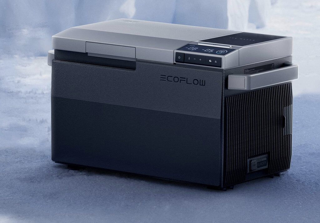 Esta nevera portátil quiere ayudarte en verano. Esconde una máquina de cubitos y además sirve como cargador