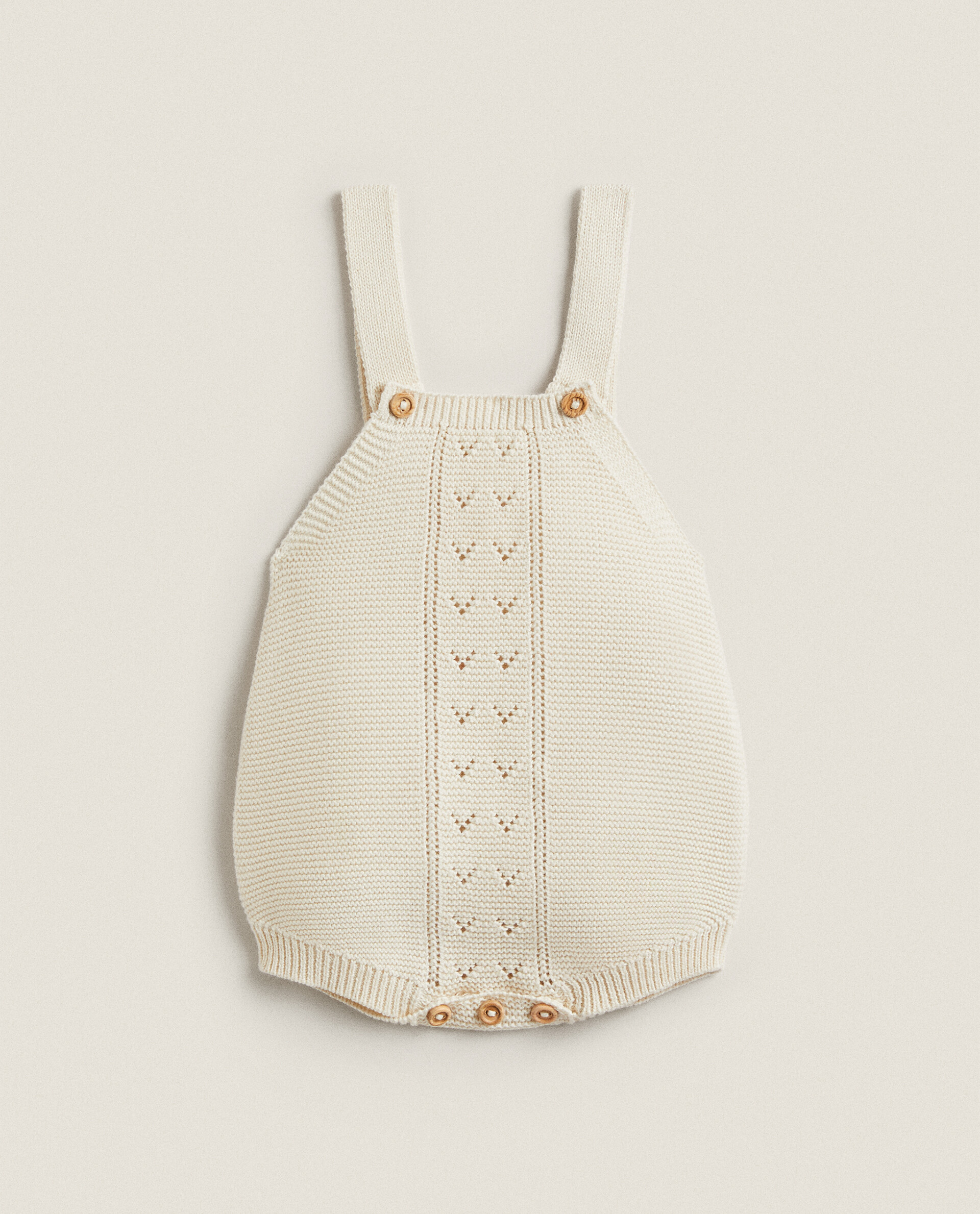 Peto confeccionado en tricot de algodón.