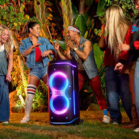 Enorme bocina de 800W con dos entradas para micrófonos y Bluetooth. Tiene pila para 15 horas 