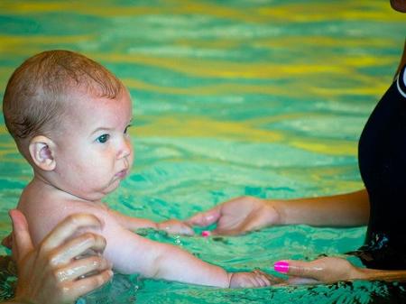 Bélgica desaconseja la natación para bebés menores de un año