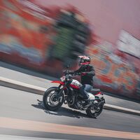Ducati Scrambler 800 Urban Motard: una moto urbana de estilo callejero, con asiento plano y 73 CV, por 11.690 euros