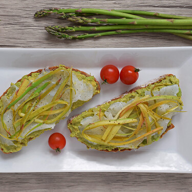 Tostas de bacalao ahumado, aguacate y cintas de espárragos: receta de aperitivo o cena saludable