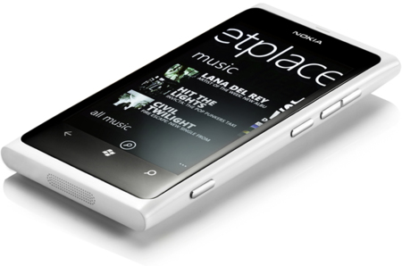 Al Nokia Lumia 800 le sienta muy bien el blanco