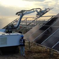 China ya tiene un robot que instala 1.000 paneles solares al día. Es su arma para seguir dominando las renovables 