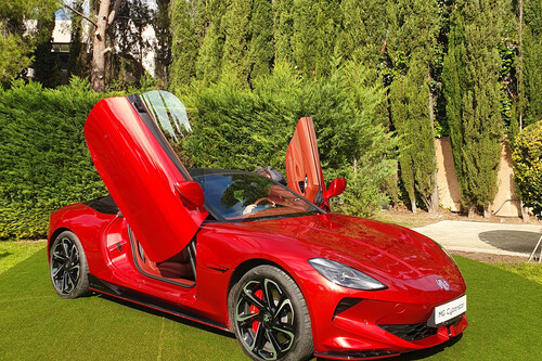 Nos subimos al MG Cyberster: un descapotable eléctrico chino que quiere cambiar las reglas de los coches pasionales