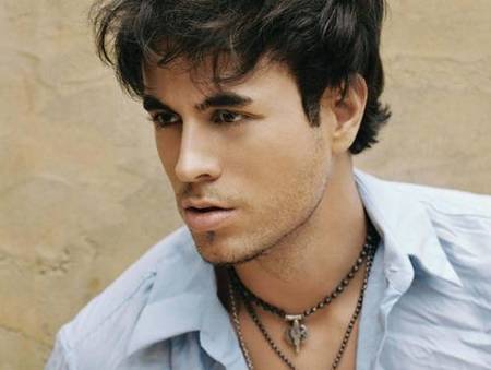 Los padres de una fan quieren demandar a Enrique Iglesias