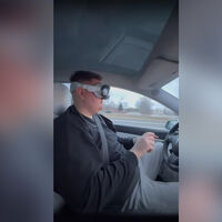 Las Apple Vision Pro acaban de salir, y la policía ya está parando a los que van conduciendo sus Tesla con las gafas puestas