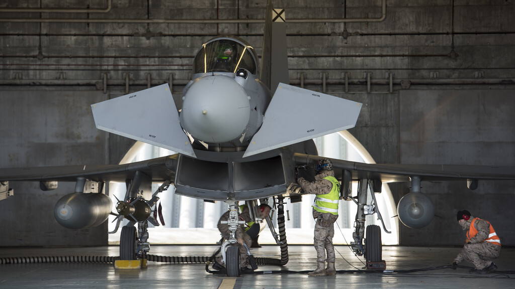 El principal problema de España no es de armas, cazas o drones. Es la cantidad de manos que le falta para utilizarlos