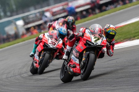 Ducati necesita la Panigale V4: Las bicilíndricas se hundieron en Inglaterra con todas sus carencias