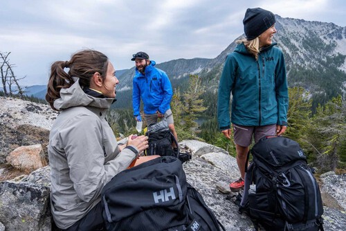 El Corte Inglés celebra el Súper Jueves con una liquidación de chaquetas Helly Hansen al 68% de descuento en su outlet 