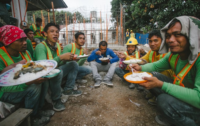 La Ley Federal del Trabajo confirma que los trabajadores deben tener, por lo menos 30 minutos de descanso para comer. Si no pueden salir, deben pagarles