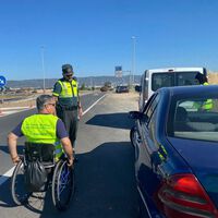 Los anuncios de la DGT no bastaban. Ahora la Guardia Civil lleva a accidentados en sillas de ruedas a los controles para concienciarte